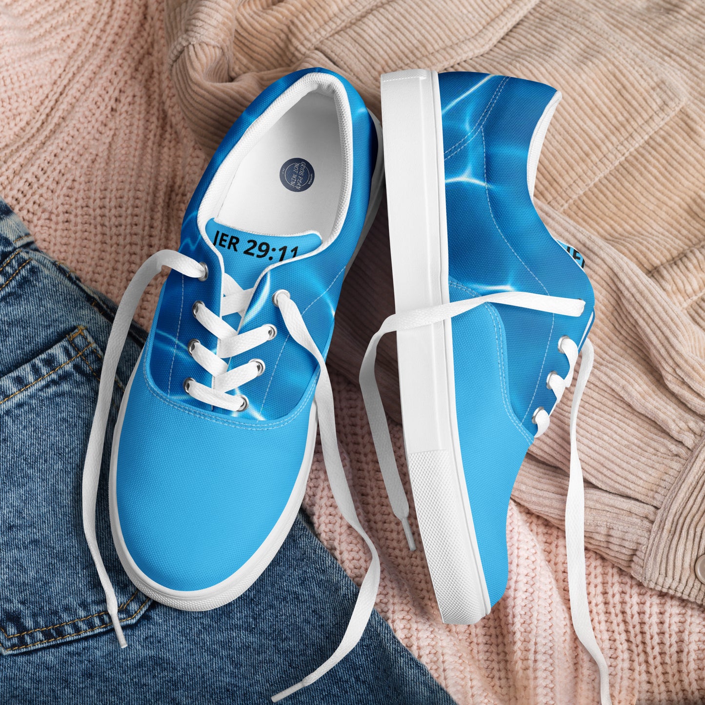 Women’s lace-up canvas shoes